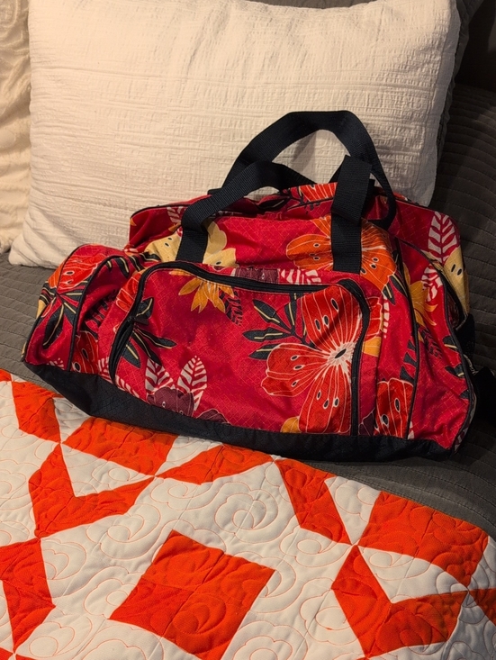 thirty-one Handbags - thirty-one Red Floral Travel Duffel